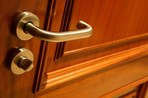В Королёве 3-летняя девочка закрылась в квартире от деда
